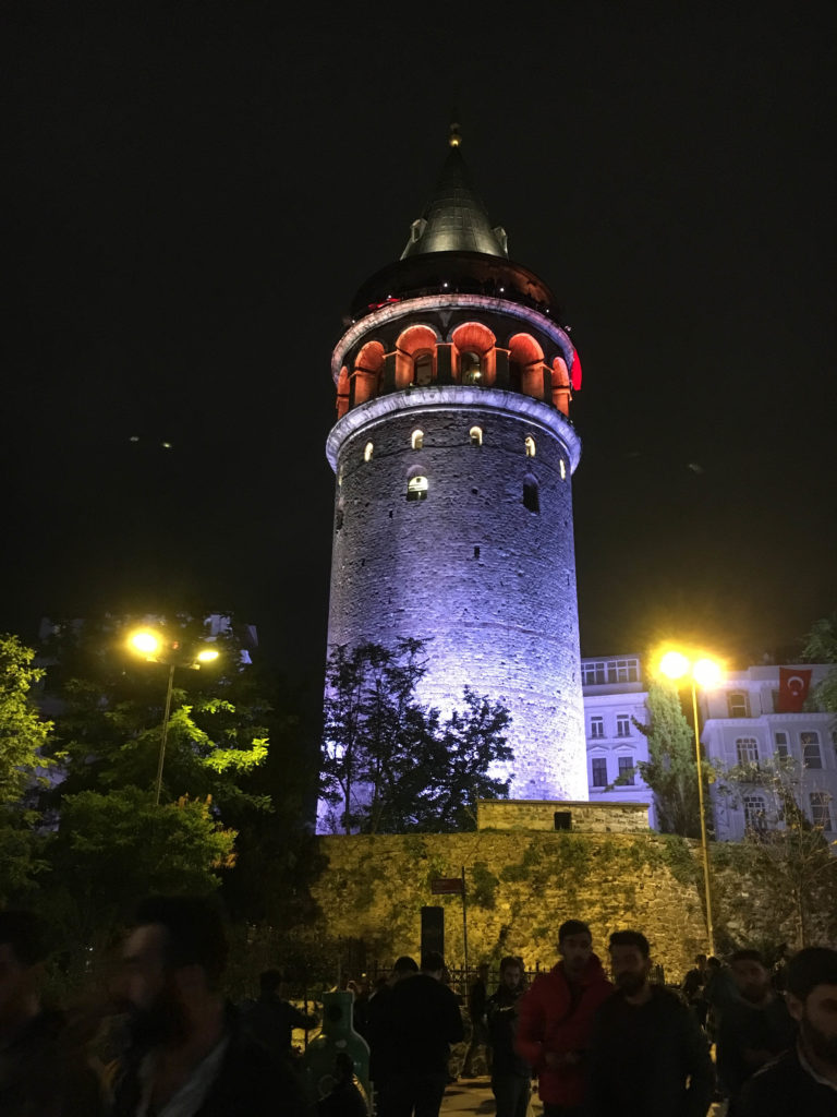 ライトアップされたガラタ塔 Istanbul, Turkey