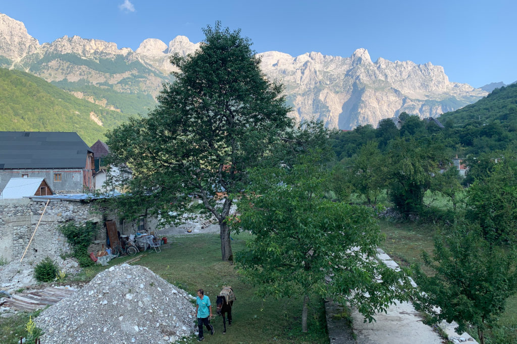 山小屋の朝 Theth, Albania