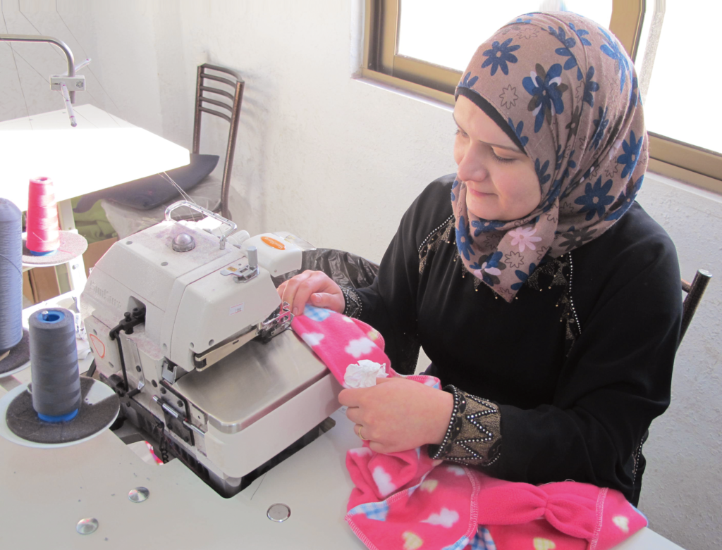 ヨルダンに逃れたシリア女性~自立のため縫製作業をする （撮影：山崎やよい）